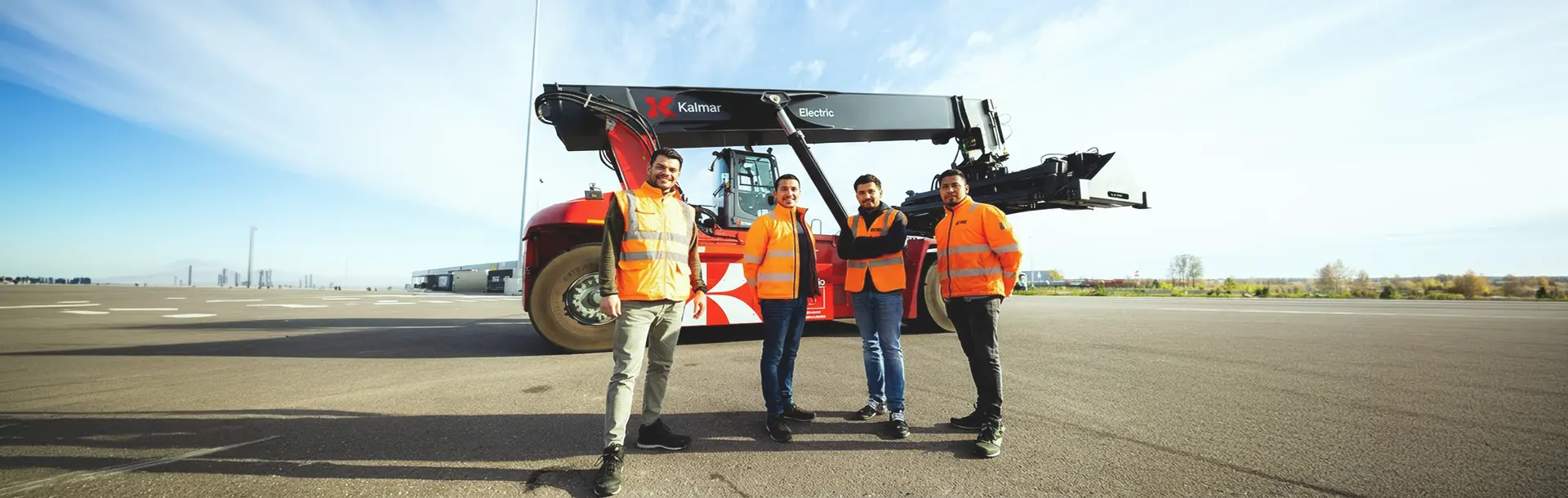 Especialistas en puerto con equipo Kalmar