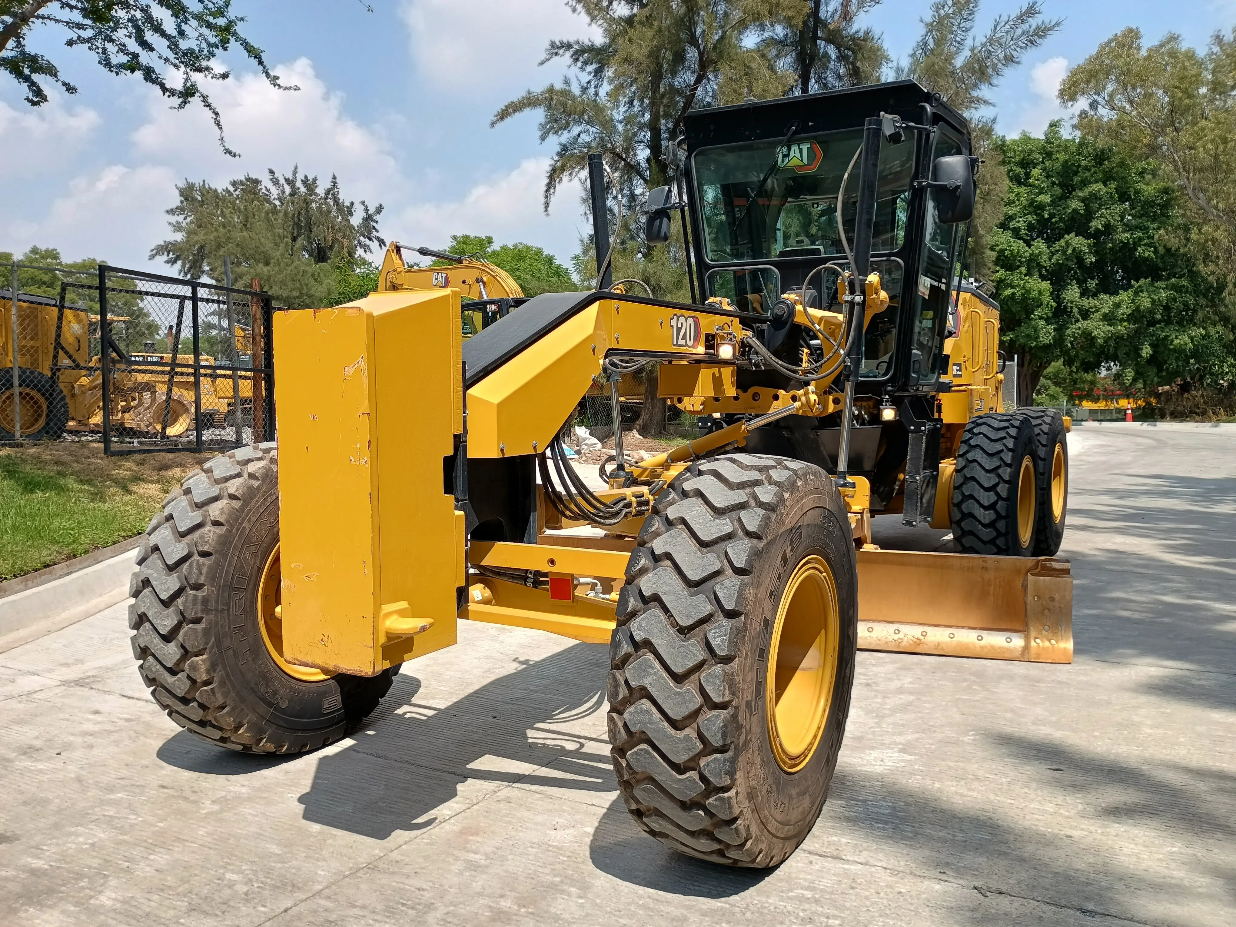Motoniveladora usada cat