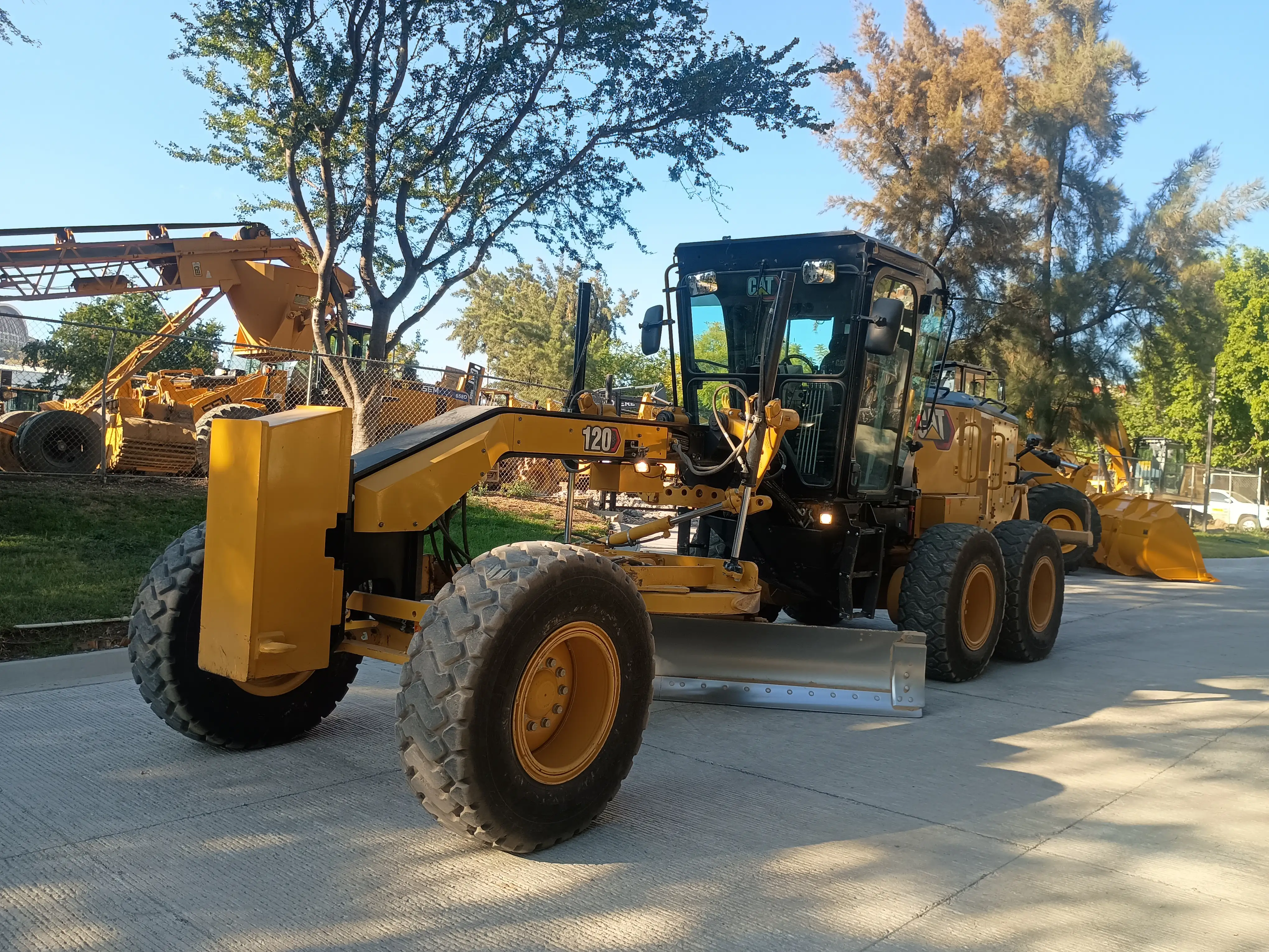 Motoniveladora usada cat