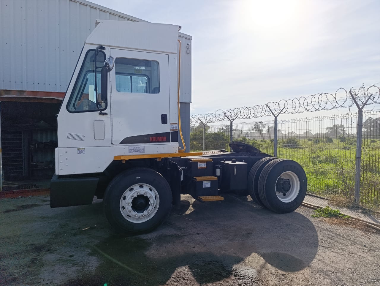 Tractor de terminal y puerto