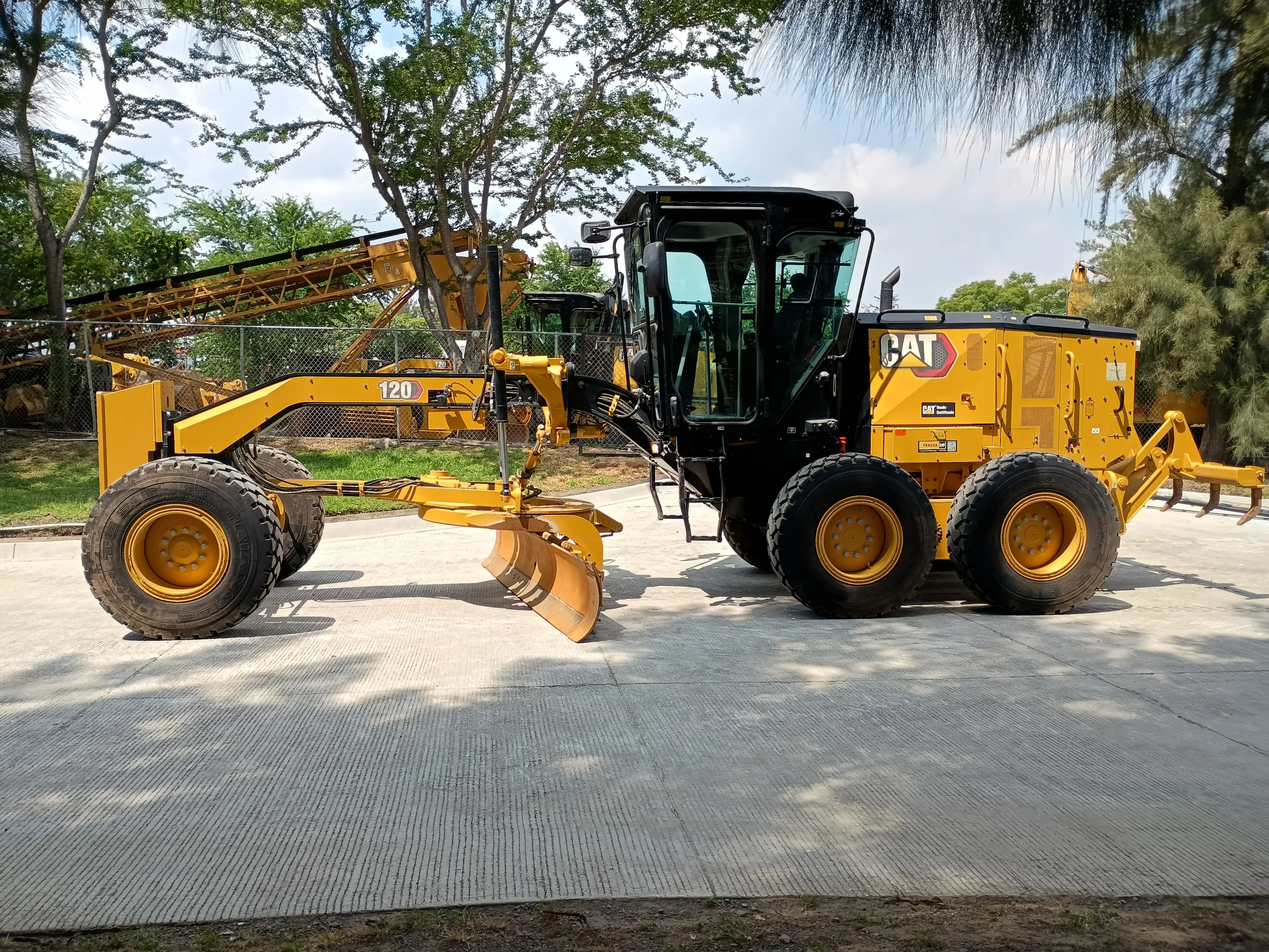 Motoniveladora usada cat