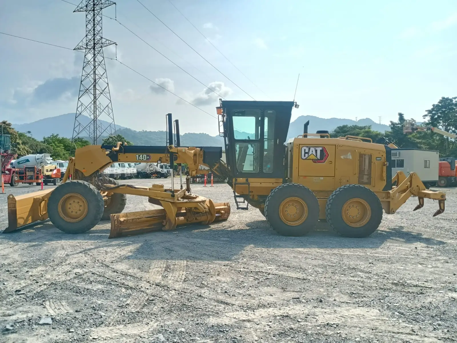 Motoniveladora usada cat