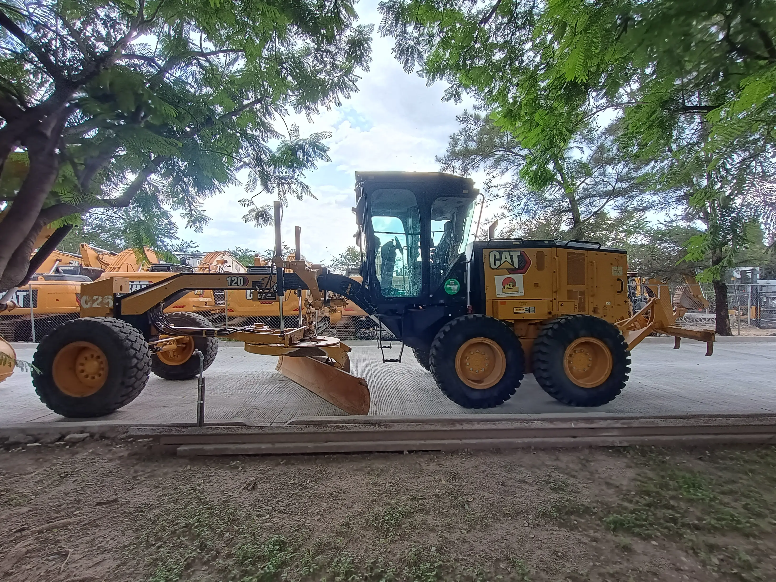 Motoniveladora usada cat