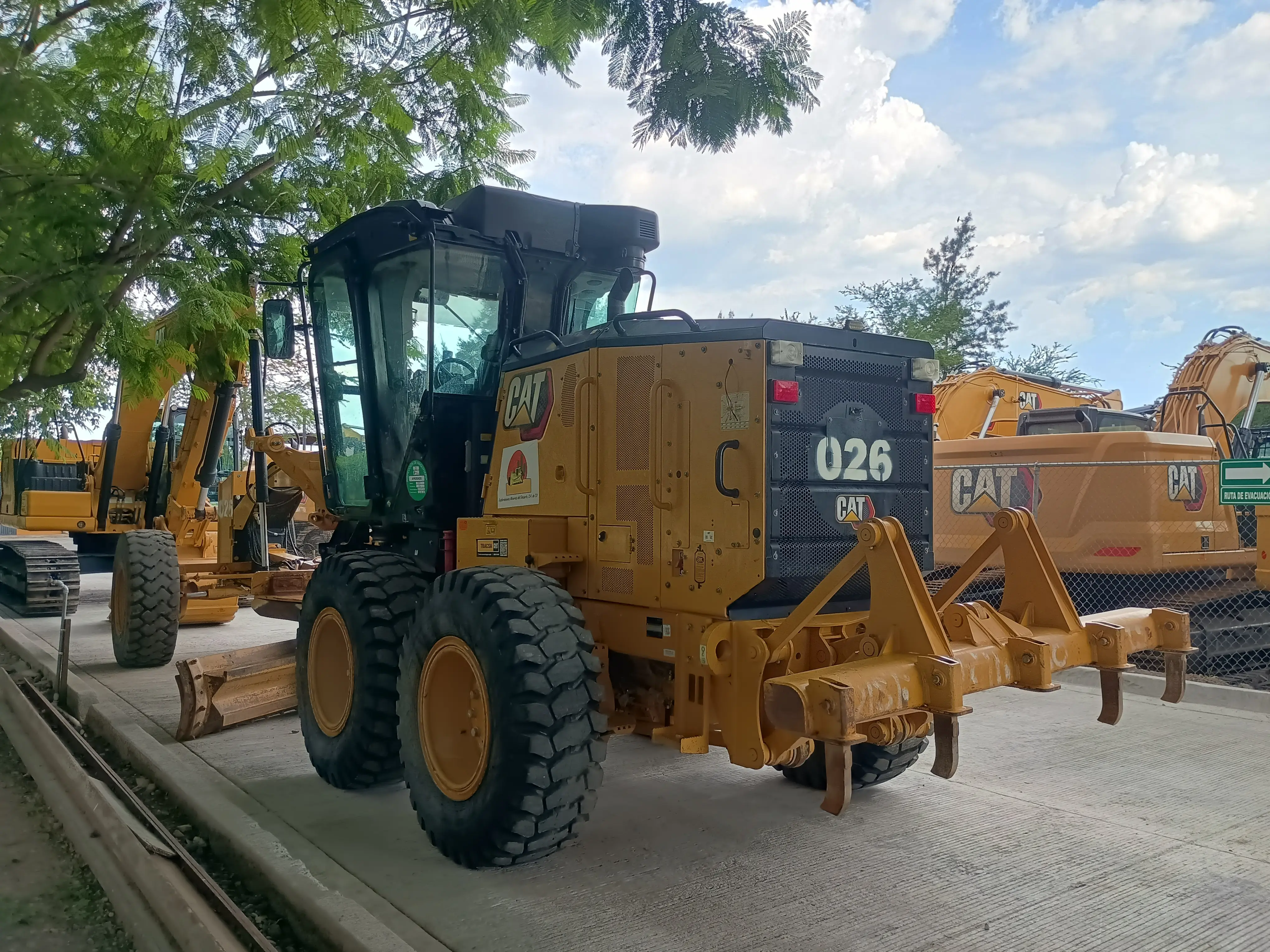 Motoniveladora usada cat
