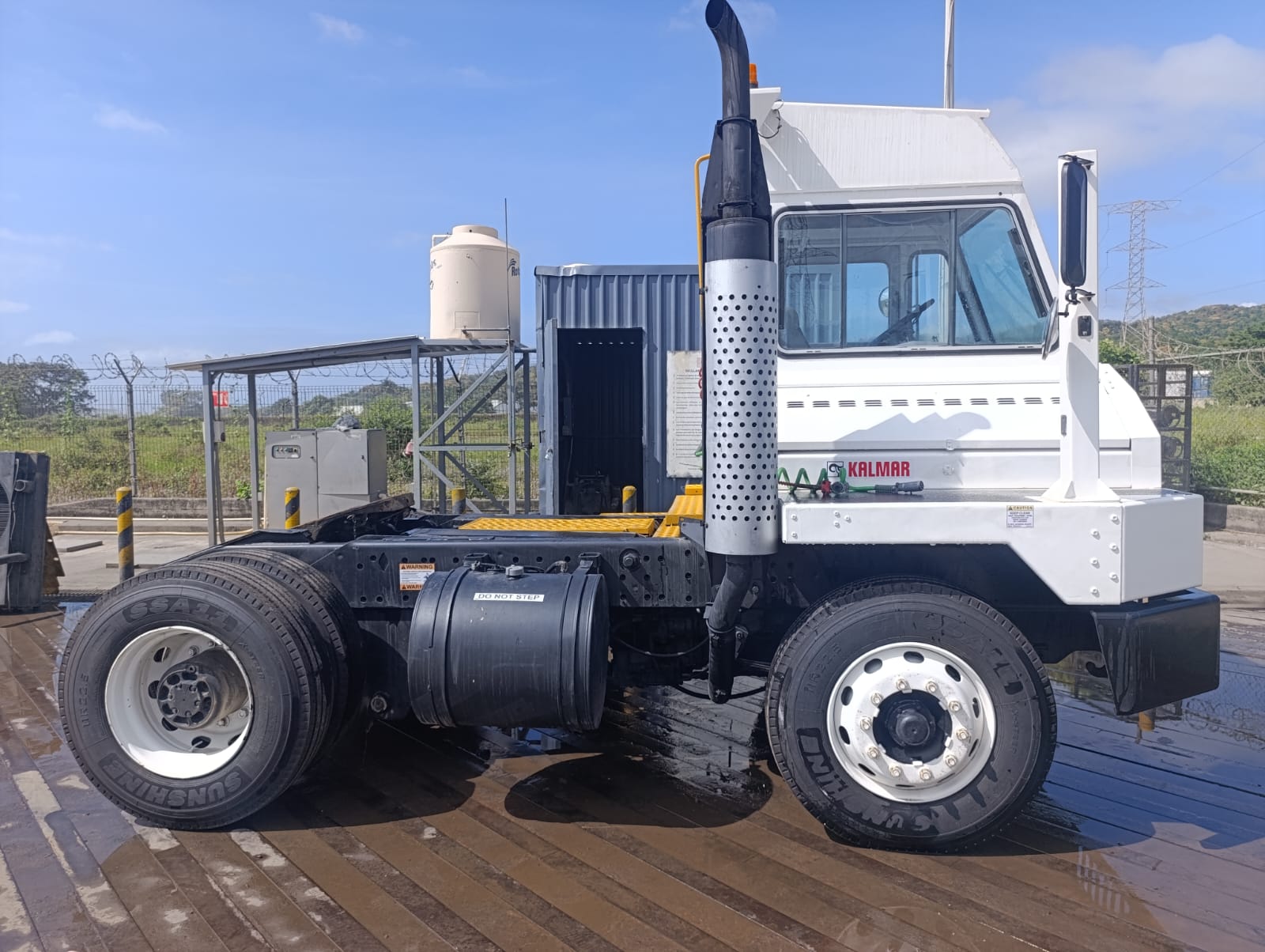 Tractor de terminal y puerto